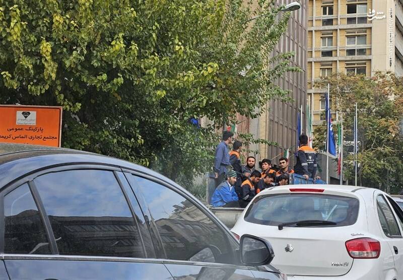 کارگران اتباع با لباس آب و فاضلاب +عکس