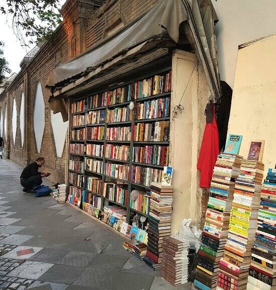 از پلههای متروی توپخانه که بالا بیایید، چشمتان به قفسهای از کتاب میافتد که در دل دیوار در خیابان خیام جا خوش کرده است. در واقع ۶۳سال پیش بود که مرحوم «محمدعلی اباذری» کتابفروشی دیواریاش را که یکی از متفاوتترین کتابفروشیهای تهران است، در خیابان خیام راه انداخت و پسرش «امیر اباذری»، پس از فوت او، چراغ این کتابفروشی را روشن نگه داشته که حالا بهعنوان کتابفروشی عمودی پایتخت یا کتابفروشی دیواری قورخانه معروف است؛ کتابفروشیای که در تهران لنگه ندارد و میتوان گفت عجیبترین کتابفروشی پایتخت است. از پلههای متروی توپخانه که بالا بیایید، چشمتان به قفسهای از کتاب میافتد که در دل دیوار در خیابان خیام جا خوش کرده است. در واقع ۶۳سال پیش بود که مرحوم «محمدعلی اباذری» کتابفروشی دیواریاش را که یکی از متفاوتترین کتابفروشیهای تهران است، در خیابان خیام راه انداخت و پسرش «امیر اباذری»، پس از فوت او، چراغ این کتابفروشی را روشن نگه داشته که حالا بهعنوان کتابفروشی عمودی پایتخت یا کتابفروشی دیواری قورخانه معروف است؛ کتابفروشیای که در تهران لنگه ندارد و میتوان گفت عجیبترین کتابفروشی پایتخت است.