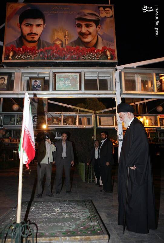 تصویری از حضور رهبر انقلاب در کنار مزار برادران شهید مهدی و مجید زینالدین