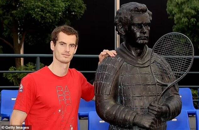 اندی ماری، تنیسور اسبق انگلیسی در رونمایی از تندیسش در سال 2011 با شمایل «سرباز سفالین»