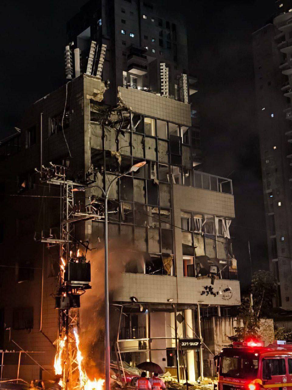 آخرین تحولات میدانی جبهه غزه و جنوب لبنان/ نخستینهای حزبالله ادامه دارد؛ این بار موشکباران «کرم بن زمرا» و «حوسن»/ رژیم صهیونیستی چادرهای آوارگان در خان یونس را به آتش کشید/  حمله موشکی به تل آویو؛ فرودگاه بنگوریون تعطیل شد + عکس و فیلم