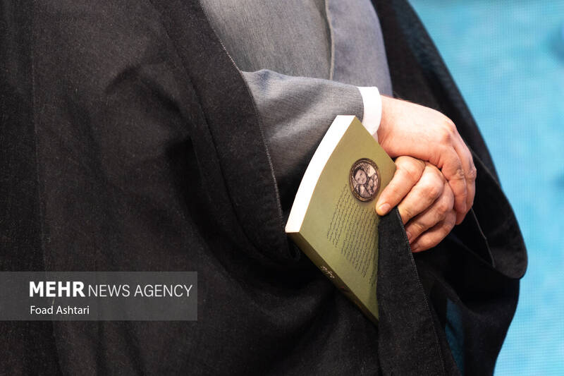 مراسم تکریم رزمندگان حزبالله لبنان و رونمایی از کتاب عایده