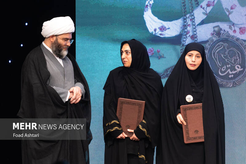 مراسم تکریم رزمندگان حزبالله لبنان و رونمایی از کتاب عایده