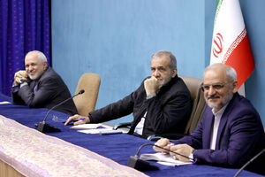 جریان انحرافیِ دولت پزشکیان نشوید لطفا! / اشک شوق یک آیتالله با دیدن توانمندی نیروی دریایی ایران