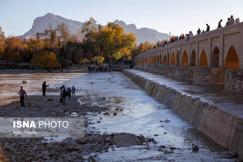 عکس/ بازگشایی موقت زاینده رود در اصفهان