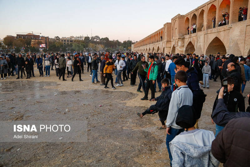 عکس/ بازگشایی موقت زاینده رود در اصفهان