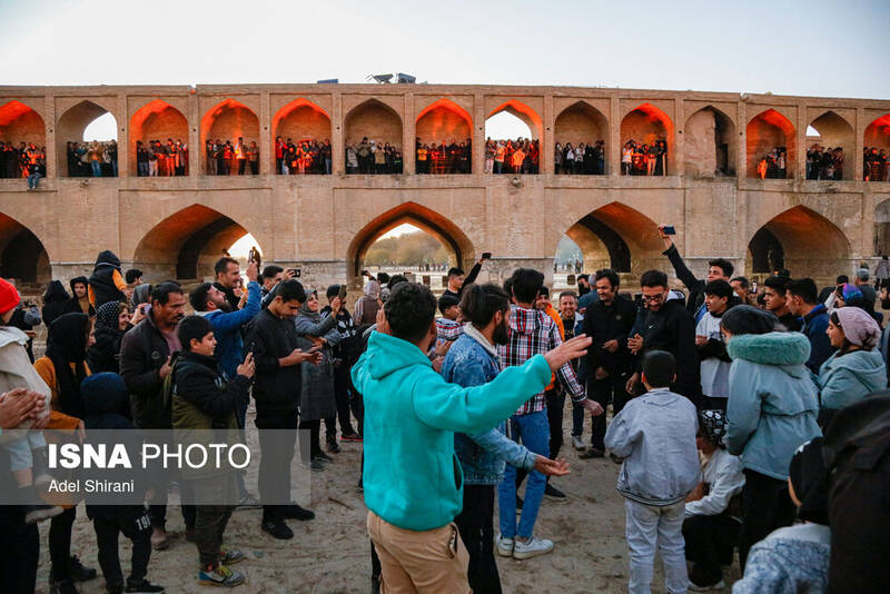 عکس/ بازگشایی موقت زاینده رود در اصفهان