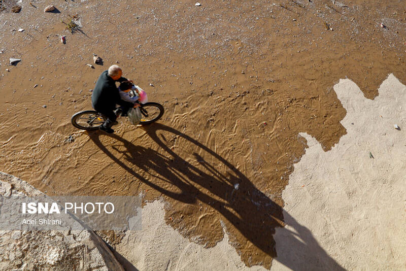 عکس/ بازگشایی موقت زاینده رود در اصفهان