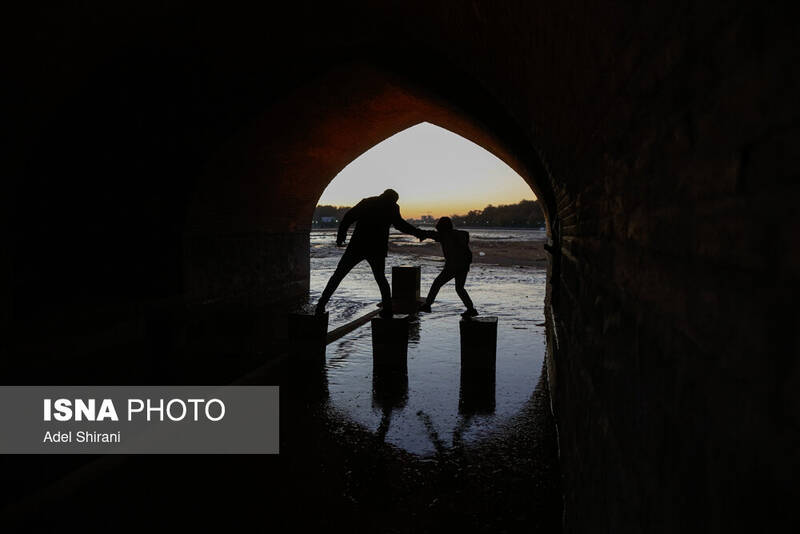 عکس/ بازگشایی موقت زاینده رود در اصفهان
