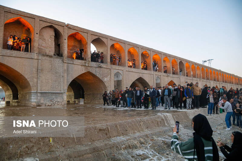 عکس/ بازگشایی موقت زاینده رود در اصفهان