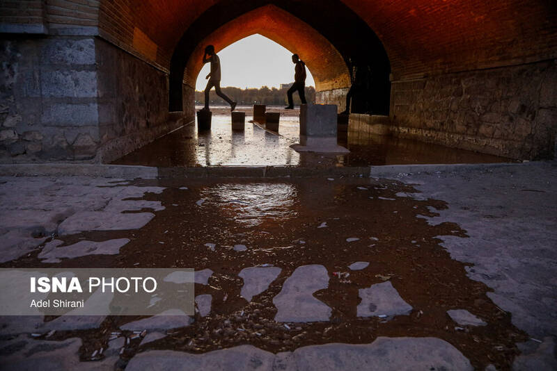 عکس/ بازگشایی موقت زاینده رود در اصفهان