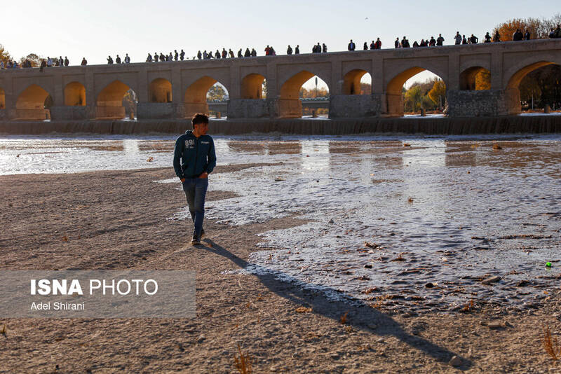 عکس/ بازگشایی موقت زاینده رود در اصفهان