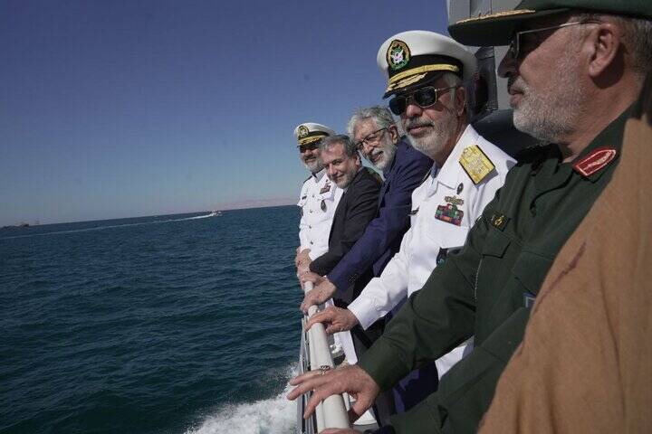 عراقچی بر روی عرشه ناو موشکانداز «زره»