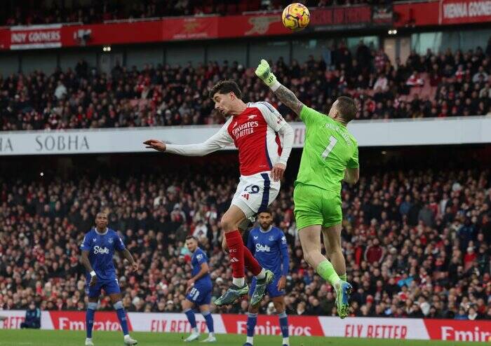 تساوی لیورپول ۱۰ نفره در خانه/ فرصتسوزی آرسنال ادامه دارد