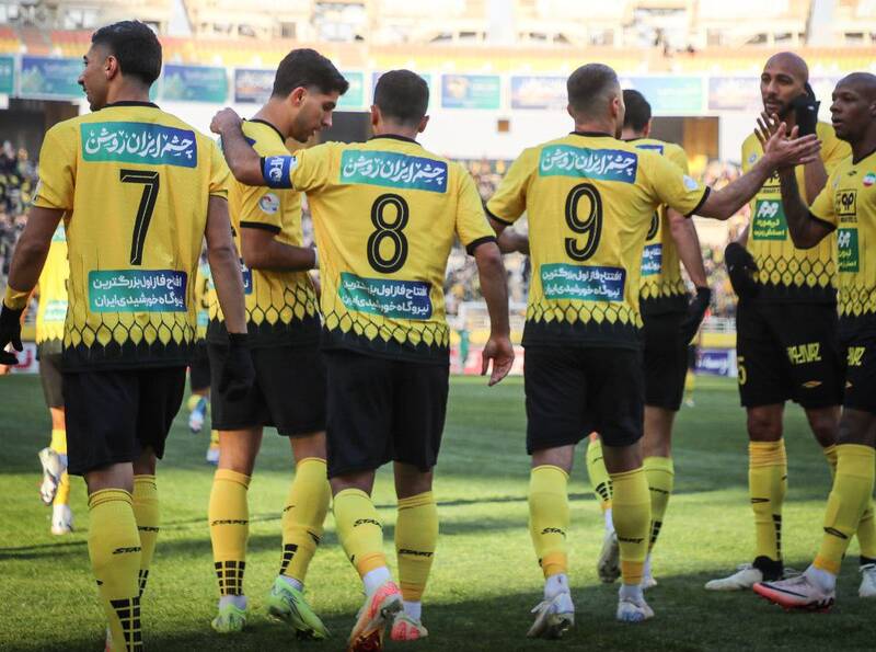 اخراج گولسیانی نفس پرسپولیس را گرفت؛ یکهتازی سپاهان با کارترون