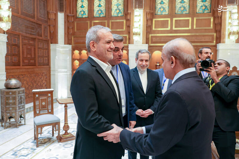 عکس/ دیدار پزشکیان با نخستوزیر پاکستان