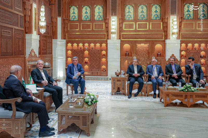 عکس/ دیدار پزشکیان با نخستوزیر پاکستان