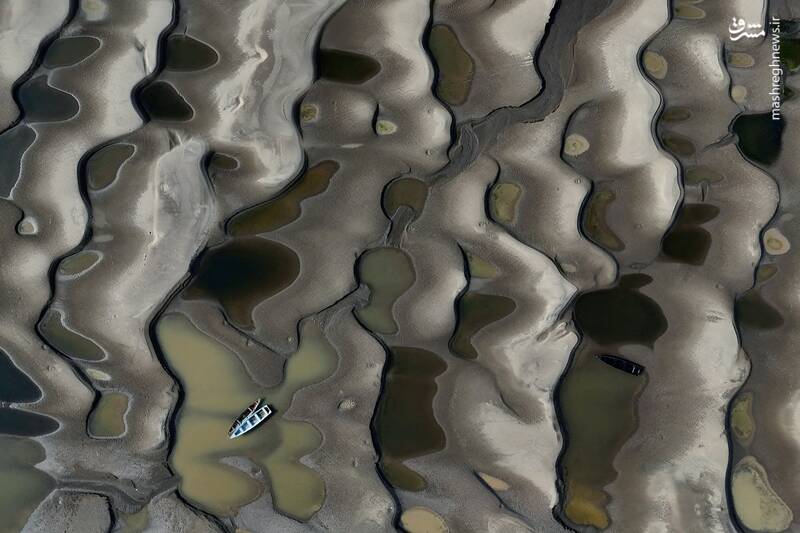 قایقهای گیر افتاده بر روی سواحل ماسهای در ماناکاپورو- برزیل قایقهای گیر افتاده بر روی سواحل ماسهای در ماناکاپورو- برزیل