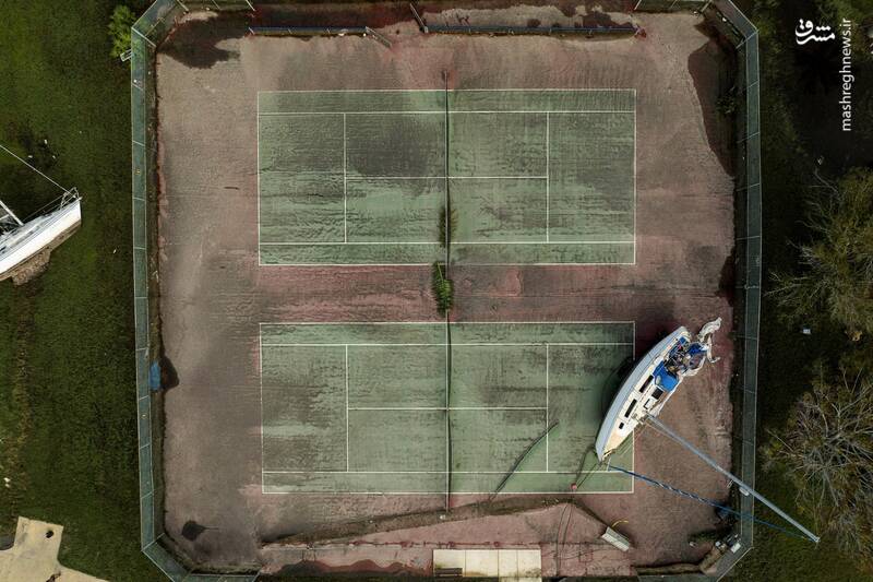 طوفان میلتون در فلوریدای آمریکا قایق را در وسط زمین تنیس قرار داد طوفان میلتون در فلوریدای آمریکا قایق را در وسط زمین تنیس قرار داد