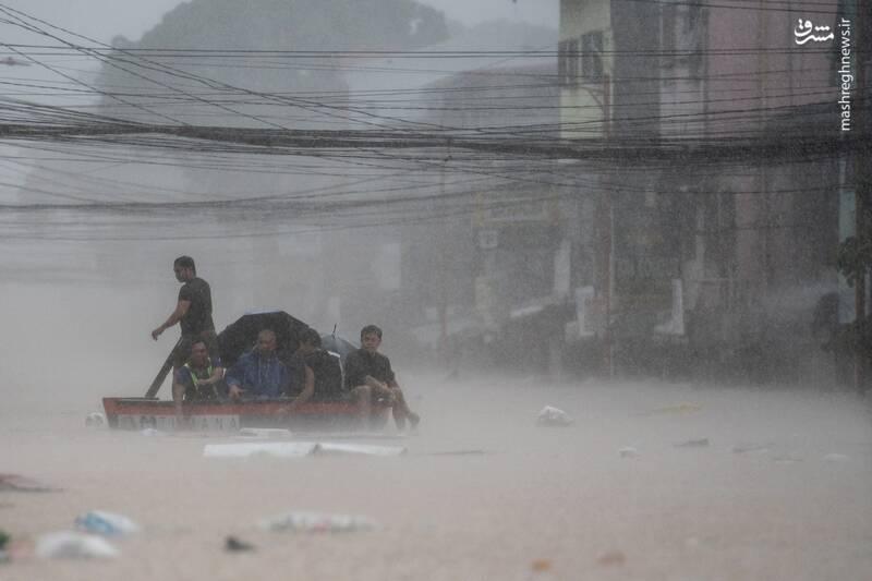 امدادگران در حال امدادرسانی به سیلزدگان در ماریکینا- فیلیپین امدادگران در حال امدادرسانی به سیلزدگان در ماریکینا- فیلیپین