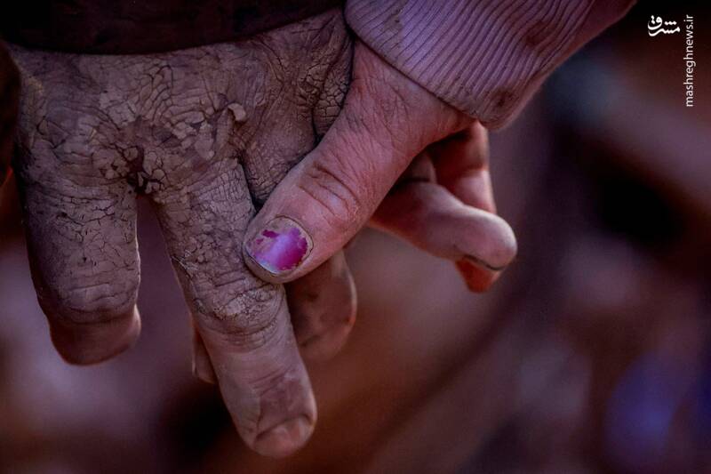 تصویری زیبا از دستان اوا دفز 50 ساله و همسرش انریکه فرناندز پس از وقوع سیل در اوتیل- اسپانیا تصویری زیبا از دستان اوا دفز 50 ساله و همسرش انریکه فرناندز پس از وقوع سیل در اوتیل- اسپانیا