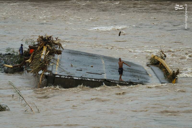پل تخریب شده بر اثر طوفان گرمسیری درلاسیبا- هندوراس پل تخریب شده بر اثر طوفان گرمسیری درلاسیبا- هندوراس