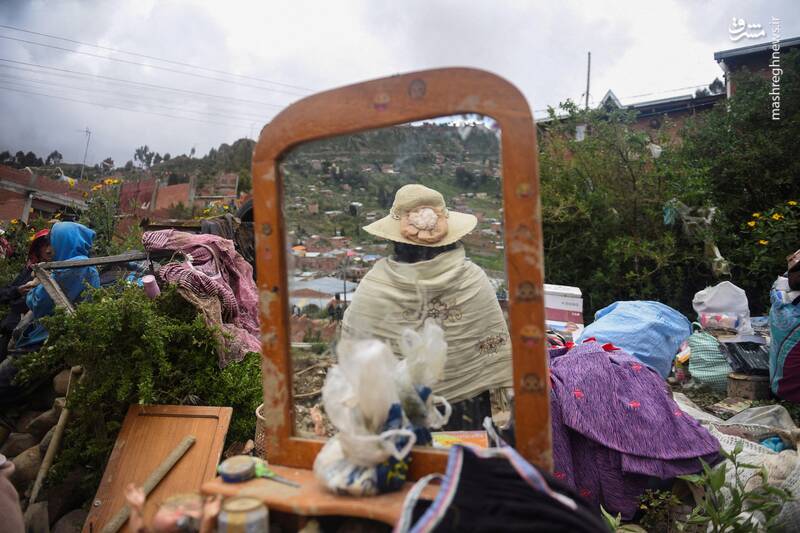 تصویری از یک زن در آینه پس از وقوع رانش زمین در آکوکالا -بولیوی تصویری از یک زن در آینه پس از وقوع رانش زمین در آکوکالا -بولیوی