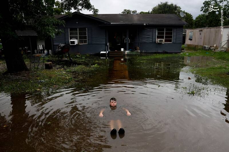 شنا در سیلاب طوفان بریل در تگزاس - آمریکا شنا در سیلاب طوفان بریل در تگزاس - آمریکا