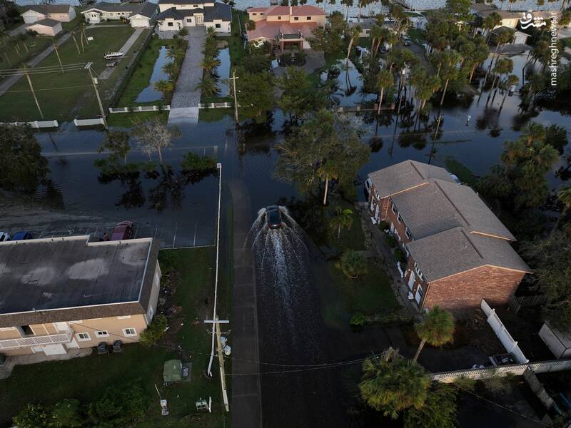 عبور یک خودرو از میان سیلاب در فلوریدا-آمریکا عبور یک خودرو از میان سیلاب در فلوریدا-آمریکا