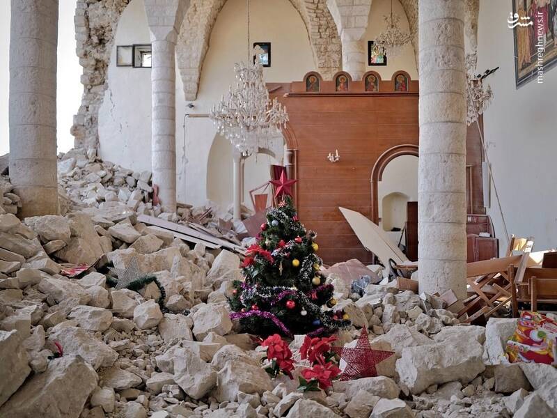 تصاویری از درخت کریسمس در خرابههای کلیسایی که اسرائیل به آن رحم نکرد