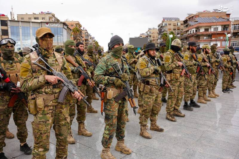 مشرق نیوز - عکس/ استقرار نیروهای تحریرالشام در دمشق برای مقابله با معترضان