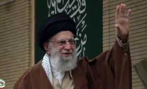 فیلم / لحظه ورود رهبر انقلاب به حسینیه امام خمینی (ره)