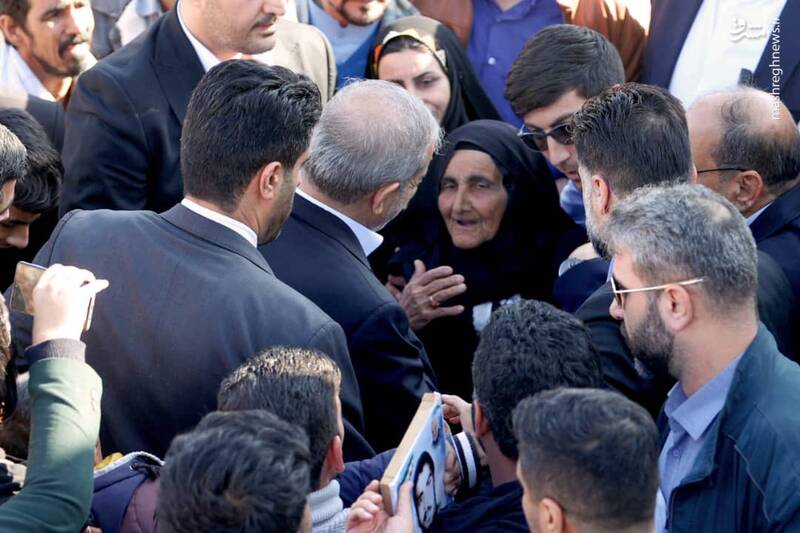 شاید این دو عکس از رئیس جمهور در دیدار با مردم "کلوخی" را ندیده باشید!