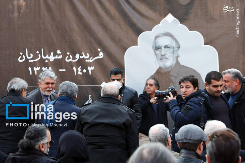 عکس / حضور چهرهها در مراسم تشییع پیکر "فریدون شهبازیان" 37