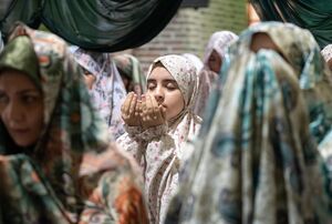 عکس / نوعروسان و مادران مهمان خانه خدا