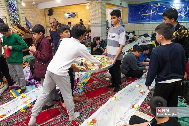 عکس / اعتکاف دانش آموزی در مسجد شهید دستغیب شیراز 13