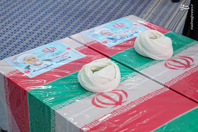 عکس/ اقامه نماز رهبر انقلاب بر پیکر دو قاضی شهید