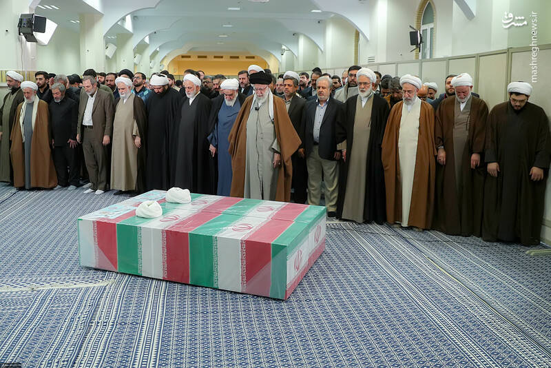 عکس/ اقامه نماز رهبر انقلاب بر پیکر دو قاضی شهید