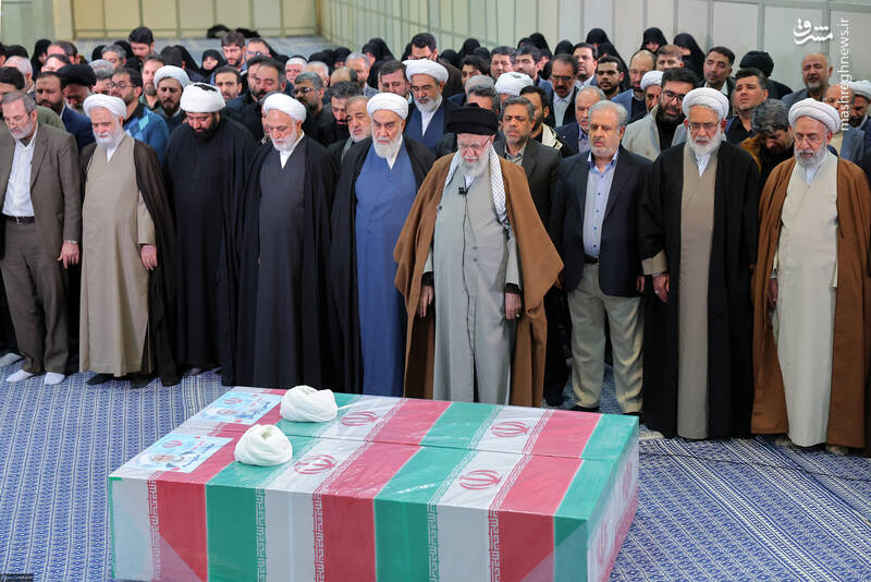 عکس/ اقامه نماز رهبر انقلاب بر پیکر دو قاضی شهید