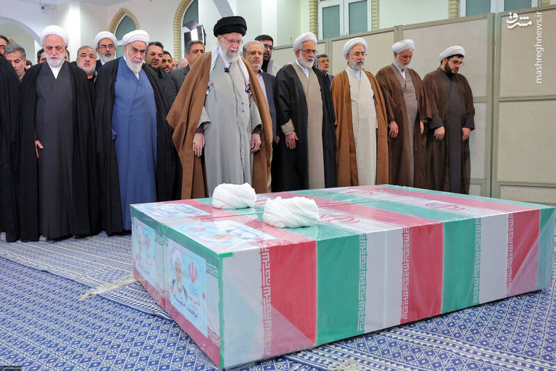 عکس/ اقامه نماز رهبر انقلاب بر پیکر دو قاضی شهید