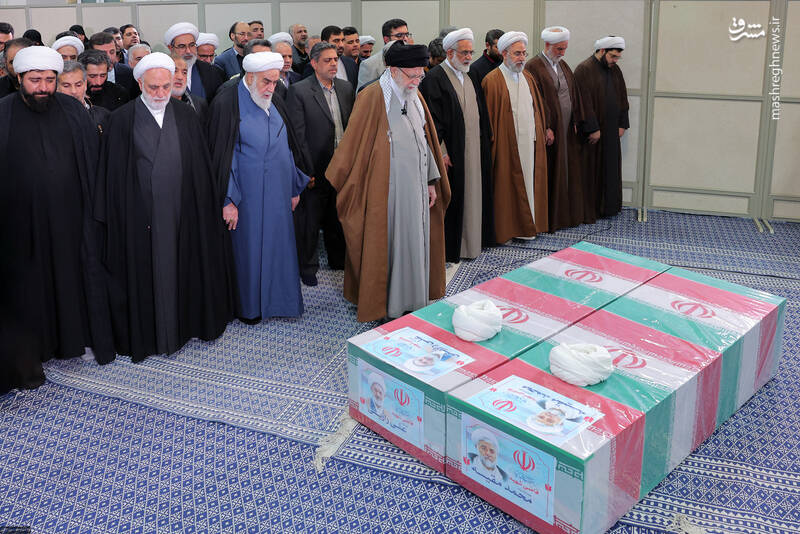 عکس/ اقامه نماز رهبر انقلاب بر پیکر دو قاضی شهید