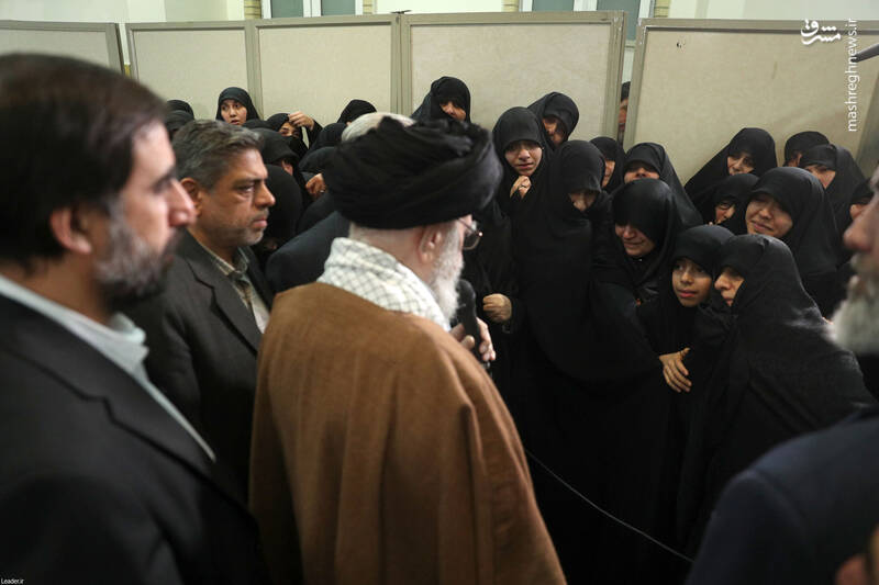 عکس/ اقامه نماز رهبر انقلاب بر پیکر دو قاضی شهید