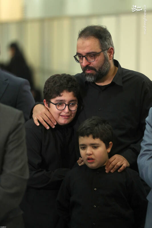 عکس/ اقامه نماز رهبر انقلاب بر پیکر دو قاضی شهید