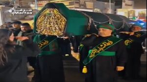 طلب حاجت زن مسیحی در مسیر تشییع تابوت نمادین امام موسی بن جعفر