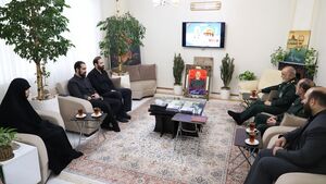 دیدار سرلشکر سلامی با خانواده شهید پورهاشمی/ سردار در میدانهای پر خطر همیشه همراه حاج قاسم بود+ عکس دیدار سرلشکر سلامی با خانواده شهید پورهاشمی