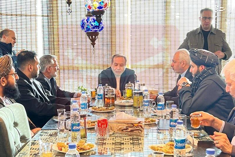 صرف عصرانه عراقچی در کابل+ عکس