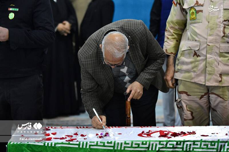 عکس/ وداع با پیکر ۴۰ شهید در مسجد جامع خرمشهر