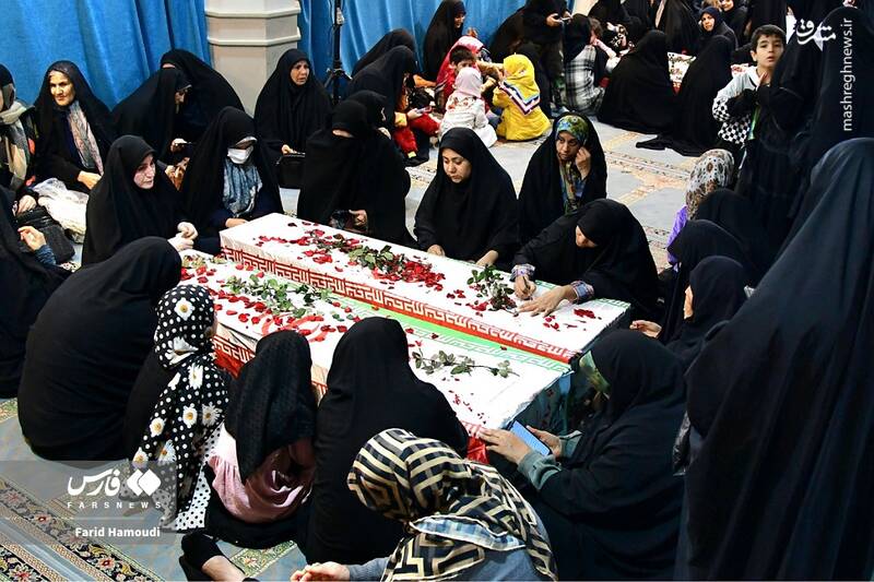 عکس/ وداع با پیکر ۴۰ شهید در مسجد جامع خرمشهر