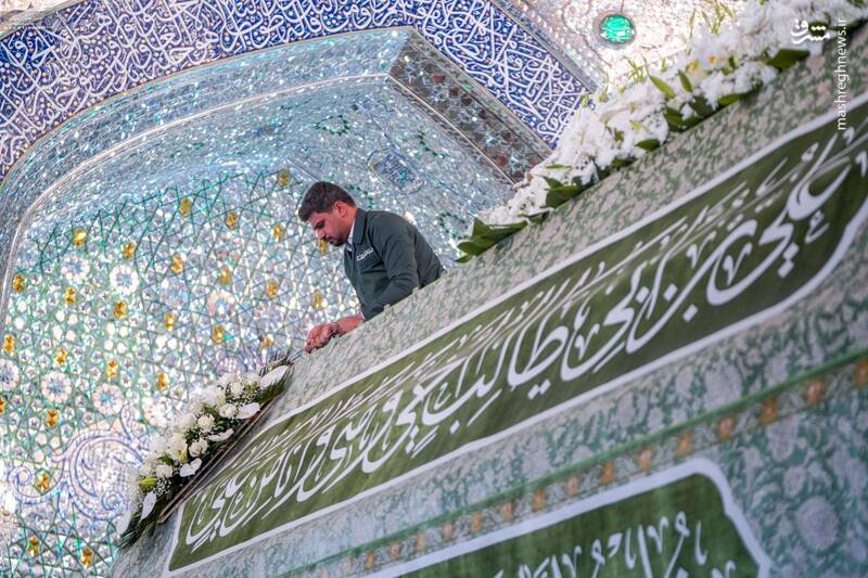 عکس/ گل آرایی ضریح امیرالمومنین در آستانه عید مبعث