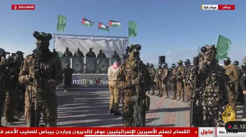 ادامه «طوفان آزادگان» با آزادی ۱۸۳ اسیر فلسطینی/ ۳ اسیر صهیونیست تحویل صلیب سرخ شدند/ شبکه ۱۴ اسرائیل: تصاویر حضور گسترده نیروهای مقاومت، هولناک است/ خروج ۵۰ کودک فلسطینی بیمار و مجروح از مرز رفح+ عکس و فیلم